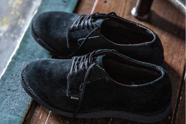 レッド・ウィングのビームス別注プレーントゥシューズ、ゴアテックス搭載のブラックスエードアッパー