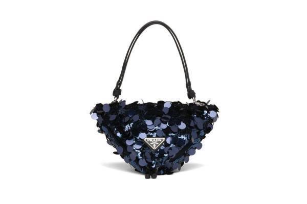 プラダの新作“リナイロン”ドレスやトライアングル型バッグ、“マウンテン”着想の期間限定ストアで