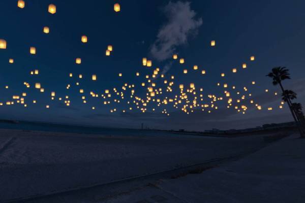 “スカイランタン”が七夕の夜空を彩る「泉州ビーチランタンフェス」、大阪・泉南りんくう公園で