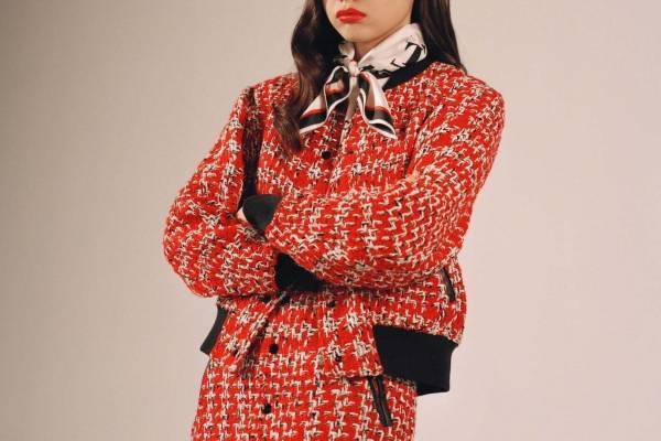 ラグ ＆ ボーン、ディズニー映画『クルエラ』着想“赤×白×黒”のパンクなジャケットやドレス