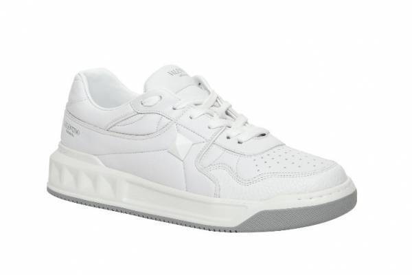 ヴァレンティノ新作メンズスニーカー「ワンスタッズ」“拡大スタッズ”を配したロー＆ハイトップ