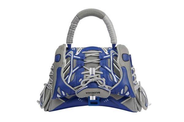 バレンシアガの新作バッグ「スニーカーヘッド」スニーカー“トラック”とバッグ“アワーグラス”を融合