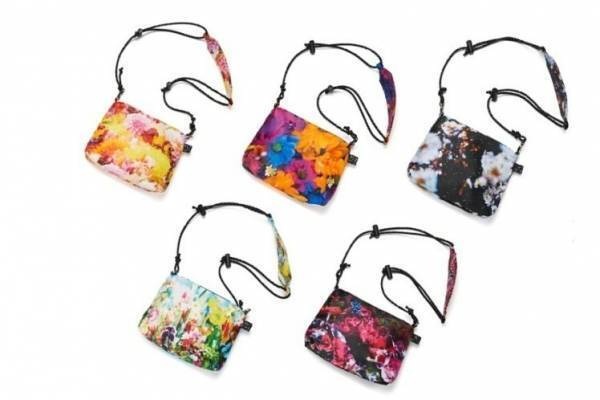 蜷川実花のM / mika ninagawa“フラワー”プリントのサコッシュ、ディーベックとコラボ