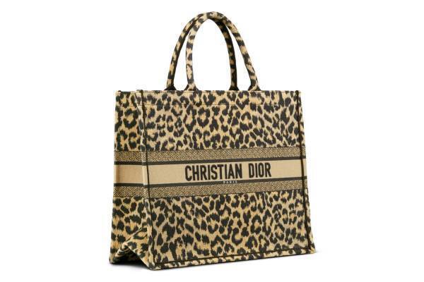 ディオールのアイコンバッグ「ディオール ブックトート」にレオパードの新作