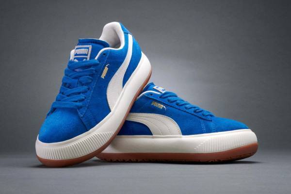 プーマの名作シューズ「プーマ スウェード」を厚底スニーカーに、レッド＆ブルーの2色展開