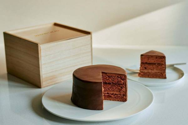 「メゾンカカオ」旬のあんずを使用した5層仕立ての濃厚“生”ザッハトルテ