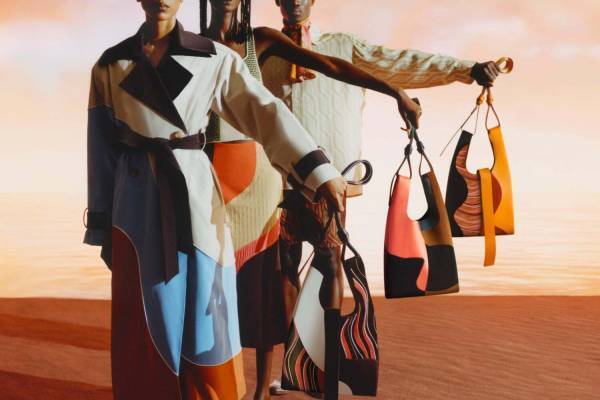 マルベリー“髪”着想のバッグ「ポートベロー」大胆カラーの波模様やアフロコームの刺繍バッチ