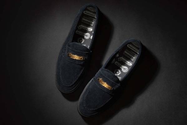 コンバース スケートボーディングのスエードローファー、“NEW YORK”メタルパーツのアクセント