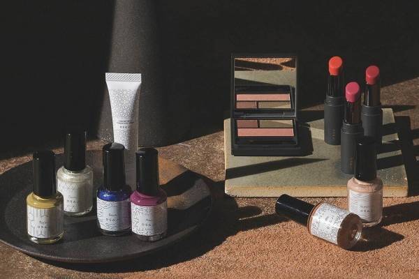 オサジ21年夏コスメ“旅の風景”着想のミルクティー＆ロゼワイン色ネイルカラー、新アイパレットも