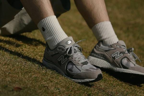 ア ベイシング エイプ×ニューバランスのスニーカー、カモ柄メッシュアッパーの「2002R」