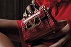 ヴァレンティノ「ロックスタッズ」新作、内側に“シグネチャーレッド”を配したハンドバッグ