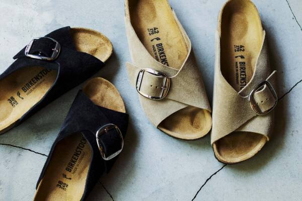 ビルケンシュトック“ビッグバックル”のスエードサンダル「アローサ」ビューティ＆ユース別注で