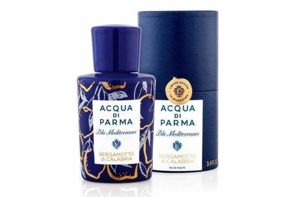 アクア ディ パルマ“ベルガモット畑”イメージの新フレグランス、コバルトブルーの磁器製ボトル