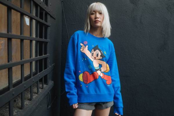 「鉄腕アトム」×ベイト、“暗闇で光る”Tシャツ＆作品イントロダクションを描いたスウェット