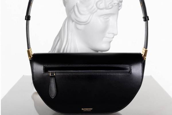 バーバリーの“三日月型”レザーバッグ「オリンピアバッグ」選べるサイズ＆カラー