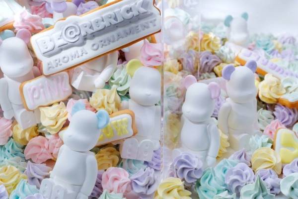 ベアブリックの“クマ型”アロマオーナメントに新作、フルーツの香りのパステルカラー