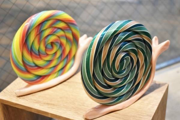 パパブブレの雨の日限定「かたつむりキャンディ」コーラ＆チョコミントの“カラフル渦巻き”