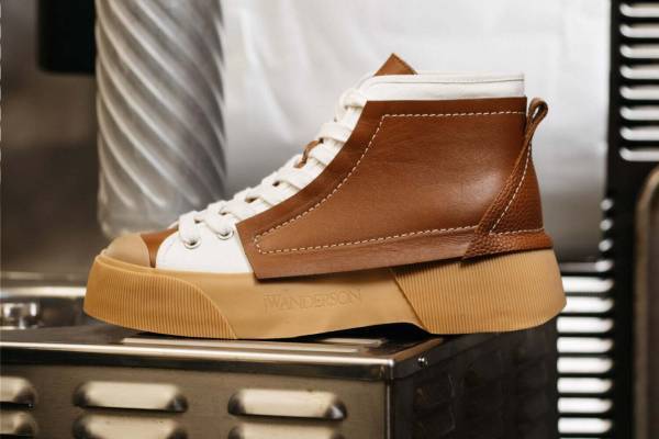 ジェイ ダブリュー アンダーソン初のスニーカー、ステッチで象るレザー×キャンバスのハイカット