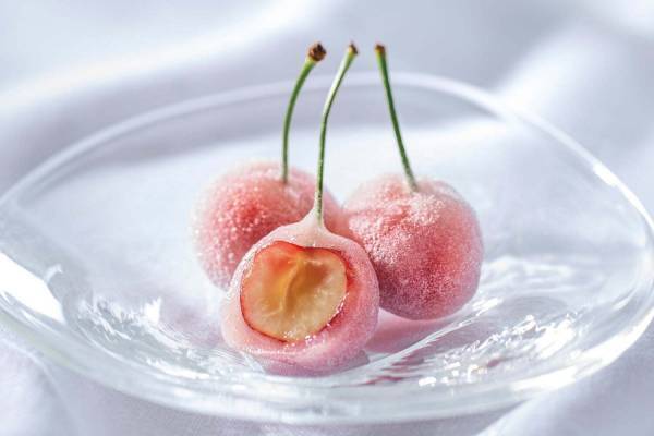 “佐藤錦まるごと1粒”求肥で包んだ餅菓子「旬果の恵み」はじける食感＆ジューシー果汁、亀屋万年堂で