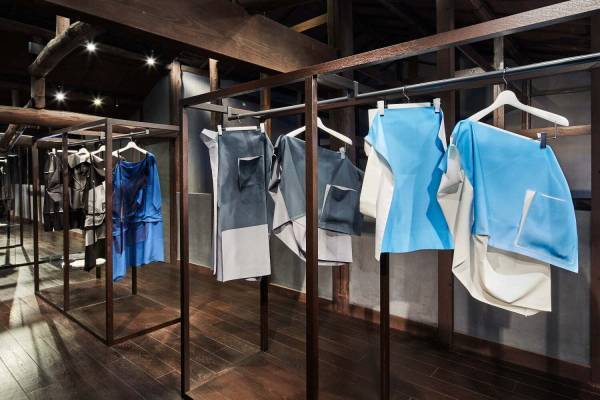 イッセイ ミヤケ キョウトKURA展、132 5. イッセイ ミヤケのものづくりを写真・映像で紹介