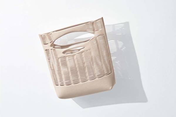 グッド グッズ イッセイ ミヤケの“洗えるかごバッグ”「モッコ」肩に掛けられる新作登場