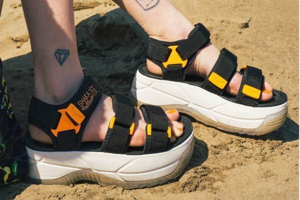 X-girl×シャカ“厚底”コラボサンダル、ゼブラ柄＆ネオンカラーでアクティブに