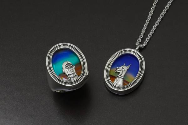 “ドーベルマンの油絵＆消防士”ペンダント、ジュエリーブランド「IVXLCDM」とサブロミカワのコラボ