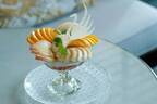 パレスホテル東京の夏限定スイーツ＆カクテル、“白鳥”を飾った白桃＆黄桃のパフェやスムージー