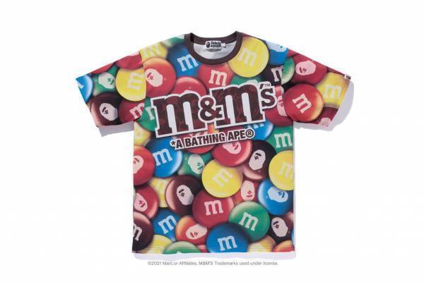 ア ベイシング エイプ×エムアンドエムズ、エイプ ヘッドのチョコ柄＆キャラ入りベイプ カモTシャツ