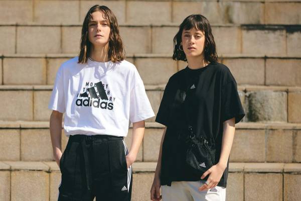 マウジー × アディダス“Wブランドロゴ”入りTシャツやメッシュショルダーバッグなど