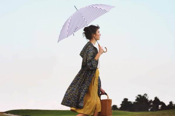 マッキントッシュ フィロソフィー、雨の日OK“防水加工”レザーローファー＆カラフルドットの晴雨兼用傘