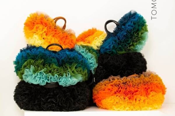 sacai×トモコイズミの“フリル”バッグ、トレンチコートやミリタリー 