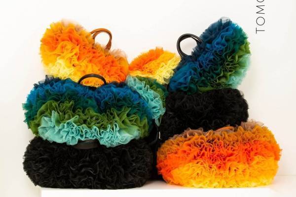 sacai×トモコイズミの“フリル”バッグ、トレンチコートやミリタリーウェア着想のグラデカラー