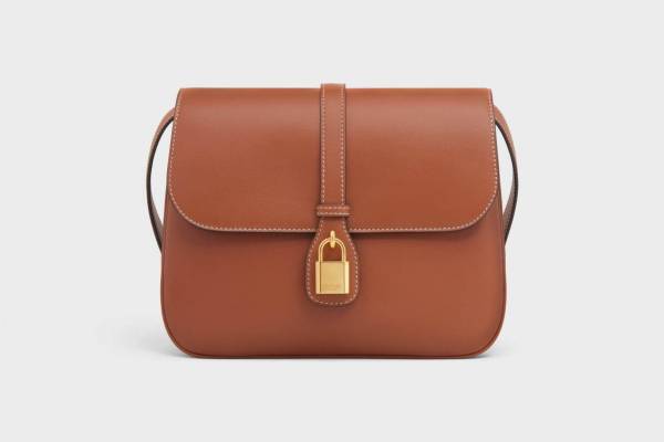 セリーヌの新作バッグ「タブゥ」乗馬のサドルバッグ着想、“秘密の箱”イメージのロック付き