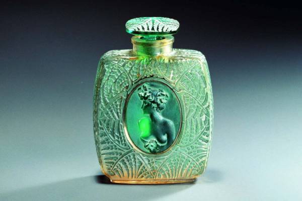 展覧会「ルネ・ラリック リミックス」東京都庭園美術館で、希少な初期のジュエリーやガラス工芸品など