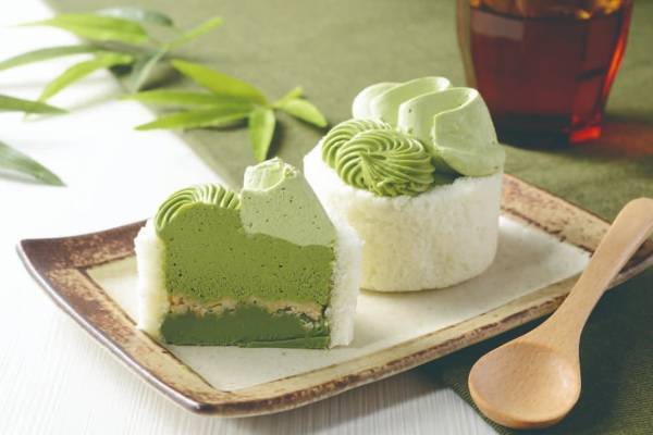 ローソン「プレミアムロールケーキ」が“宇治抹茶”のご褒美スイーツに、バターソースが溢れ出るケーキも