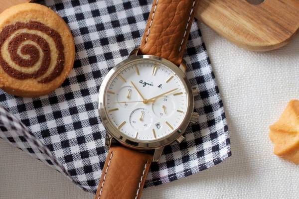 アニエスベー、チックタック別注の腕時計「サム」シャンパンゴールドのケース＆キャメルレザーベルト