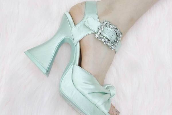 ジェフリーキャンベル“キラキラビジュー”のシャーベットカラーサンダル、人気カーブヒールの新作