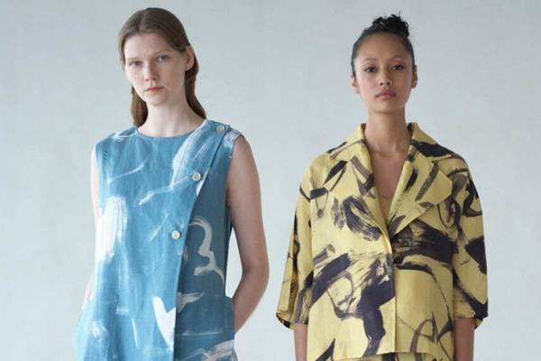 イッセイ ミヤケの新作、“ロープ”で変形可能なワンピースや大胆な筆のタッチを表現したジャケット