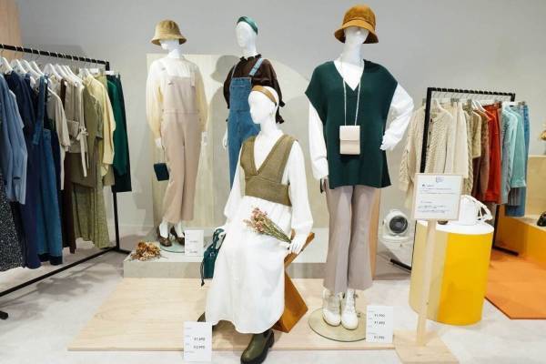 GU 2021年秋冬新作ウィメンズ・メンズウェア、重ね着コーデに使えるニットベストやセットアップ