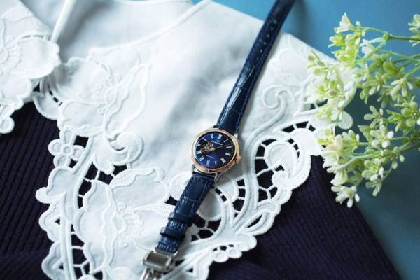 “まるで星空”深みブルーの「スケルトン」ウォッチ、オリエントスターとチックタックコラボで