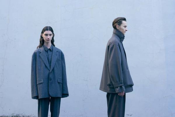 シュタイン 2021-22年秋冬コレクション、静けさに包まれた構築的な服たち