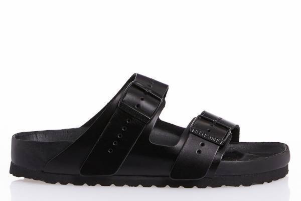 ビルケンシュトック×リック・オウエンスの新作サンダル、ブラックメタルパーツを配した「アリゾナ」など