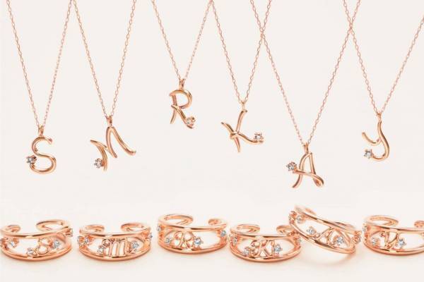 カナル 4℃“イニシャル”を象ったお守りジュエリー、ピンクゴールド＆ダイヤモンドのネックレスなど