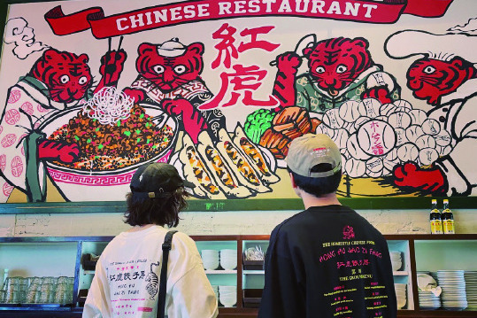 ニコアンド×中国料理店「紅虎餃子房」“虎イラスト＆ロゴ”入りTシャツやキャップ、限定メニューも