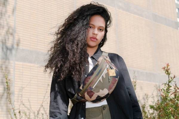 ティンバーランド×イーストパック、“イエローブーツ”デザインのスリングバッグなど