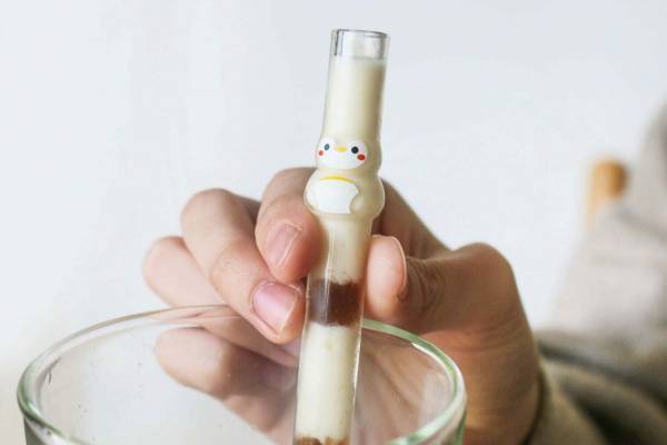 ドリンクを飲むと“ラッコ＆ペンギンが浮かび上がる”新作ガラスストロー、グッドグラスより