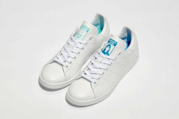 アディダス オリジナルス×キネのシューズ「スタンスミス」女性のグラフィック入り左右非対称デザイン