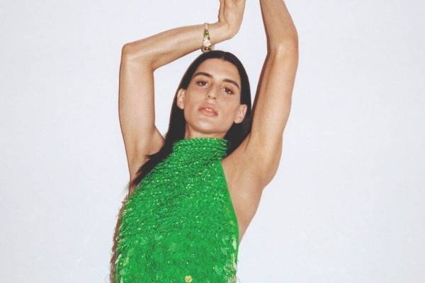 ボッテガ・ヴェネタ新コレクション「ワードローブ 02」フェザードレスや“おもちゃ”のような新シューズ