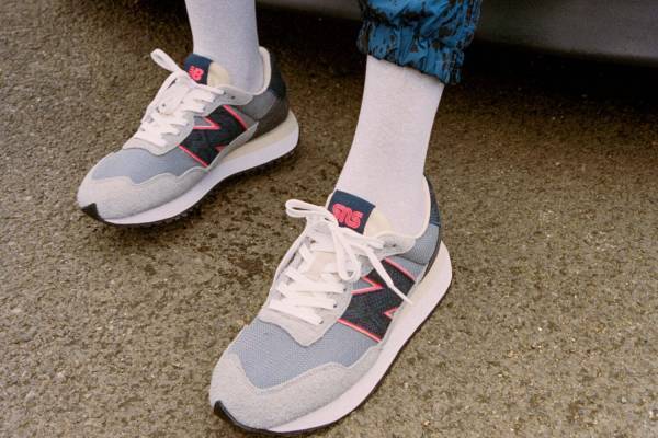 ニューバランス×スニーカーズエンスタッフ「237 ブルーレーサー」蛇着想のコラボスニーカー